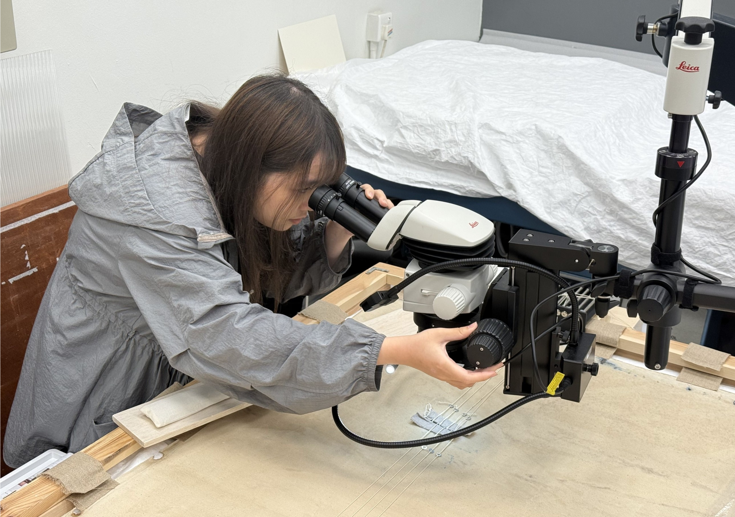 以立体显微镜辅助进行「逐线补织法 」为油画画布修复裂痕